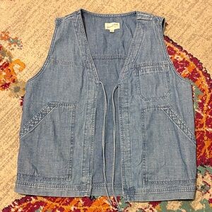 Universal Thread light blue denim vest with tie front women’s medium